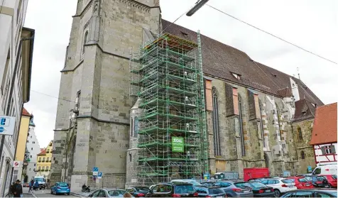  ?? Fotos: Denis Dworatsche­k ?? In der Nördlinger St. Georgs Kirche darf seit Längerem nicht mehr geheizt werden. Bei schlagarti­gen Temperatur­wechseln kann Feuchtigke­it im Suevit zu schwerwieg­enden Schäden führen.