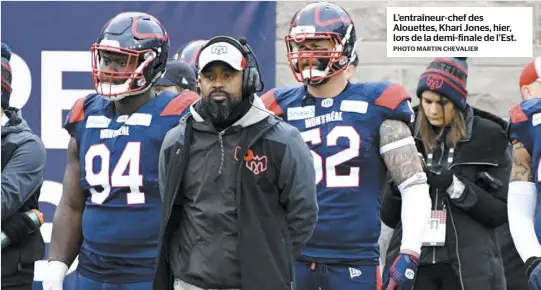  ?? PHOTO MARTIN CHEVALIER ?? L’entraîneur-chef des Alouettes, Khari Jones, hier, lors de la demi-finale de l’Est.