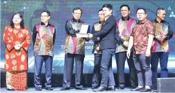  ??  ?? Abang Johari presents an APC award to one of the recipients, witnessed by Dr Rundi (fourth le ), Dr Abdul Rahman (third right), Liwan (right), Utilities Ministry permanent sectary Dato Alice Jawan (le ) and Chang (second le ).