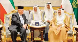  ??  ?? KUWAIT: His Highness the Amir Sheikh Sabah Al-Ahmad Al-Jaber Al-Sabah meets with Brunei’s Minister of Foreign Affairs and Trade Lim Jock Seng. — Amiri Diwan and KUNA photos