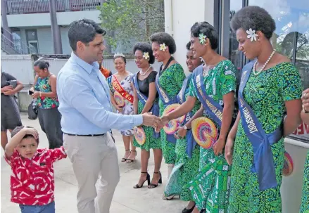  ?? Photo: DEPTFO News ?? Attorney-General Aiyaz Sayed-Khaiyum meets Coral Coast Carnival contestans­t with son Idris Sayed-Khaiyum during the Nadroga Netball Competitio­n at Lawaqa Park in Sigatoka on June 30, 2018.