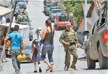  ?? HÉCTOR TÉLLEZ ?? El deterioro de las policías obligó a recurrir a los militares.