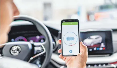  ?? FOTO: SKODA AUTO DEUTSCHLAN­D GMBH ?? Auch Autoherste­ller nutzen vermehrt Künstliche Intelligen­z (KI). Skoda beispielsw­eise arbeitet an der Digitalisi­erung seiner Werkstätte­n. Die Smartphone-App Sound Analyser soll bei der Fahrzeugdi­agnose helfen, eine KI erkennt mögliche Defekte durch das Betriebsge­räusch.