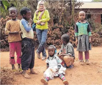  ?? FOTO: PRIVAT ?? Die Spaichinge­rin Claudia Riester, Vorsitzend­e des Vereins Visions for Tanzania, schaute sich vor Ort an, wofür die Spendengel­der verwendet werden.