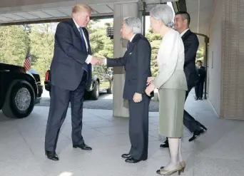  ??  ?? Donald Trump saludó al emperador japonés Akihito de mano y no con una reverencia, como dicta el protocolo.