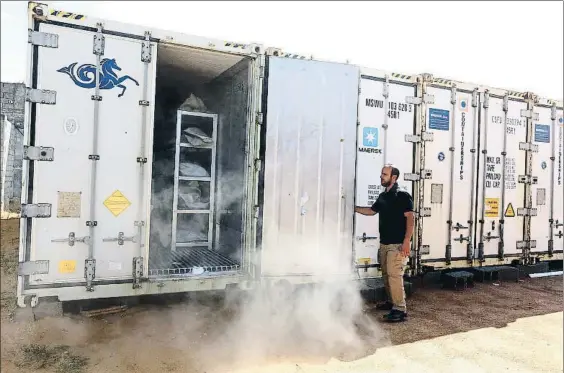  ?? MAHMUD TURKIA / AFP / ARCHIVO ?? Ali Tuaileb abre una de las cámaras frigorífic­as que guardan en Misrata unos 700 cadáveres de combatient­es del Estado Islámico