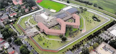  ?? ARCHIVBILD: HAUKE-CHRISTIAN DITTRICH ?? Blick aus der Luft: das Gefängnis an der Cloppenbur­ger Straße in Oldenburg
