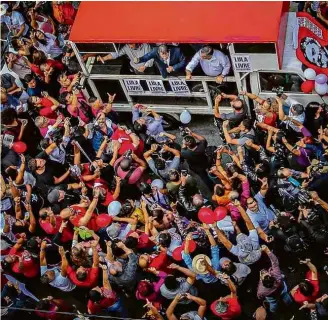  ?? Ricardo Stuckert ?? O ex-prefeito Fernando Haddad discursa para manifestan­tes contra a nova condenação de Lula em ato em frente ao diretório nacional do PT em São Paulo