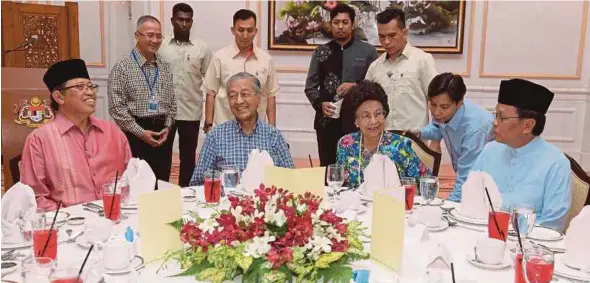  ?? BERNAMA PIC ?? Prime Minister Tun Dr Mahathir Mohamad at a get-together with the leaders of Sabah and Sarawak at Seri Perdana in Putrajaya yesterday. With him are (seated, from left) Sarawak Chief Minister Datuk Patinggi Abang Johari Abang Openg, Dr Mahathir’s wife, Tun Dr Siti Hasmah Mohamad Ali, and Sabah Chief Minister Datuk Seri Mohd Shafie Apdal.