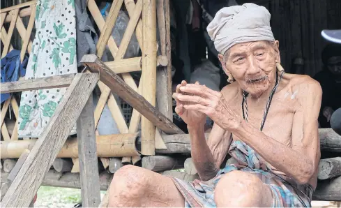  ?? SANITSUDA EKACHAI ?? Centenaria­n Karen forest dweller Ko-ee Mimee suffers in Pong Luek Bang Kloy Lang, a resettleme­nt village where he is forced to stay against his will. He passed away on Friday.