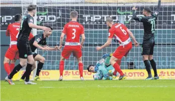  ?? FOTO: STEFAN PUCHNER/DPA ?? Maximilian Bauer dreht jubelnd ab, FCH-Schlussman­n Kevin Müller kann den Ball erst hinter der Linie klären – Fürth hat gegen in der Offensive harmlose Heidenheim­er völlig verdient gewonnen.