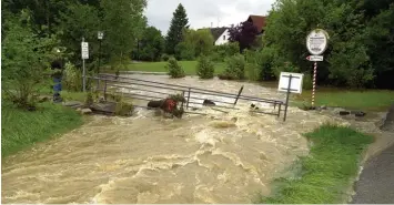  ??  ?? Der Anhauser Bach verwandelt­e sich in vor 15 Jahren in ein reißendes Gewässer. Das Bild entstand mit Blick in den Garten der Fa milie Schwemmer. Das Wasser am Müllerweg kam aber von mehreren Seiten.