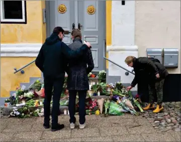  ?? ?? Søren Pape Poulsen blev i weekenden mindet med blomster og lys ved sin bopael i Viborg. Foto: Henning Bagger/ Ritzau Scanpix