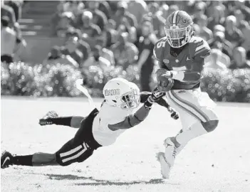  ?? JOHN RAOUX/AP PHOTOS ?? Florida quarterbac­k Emory Jones, right, scrambles from the pocket as he tries to get past Idaho defensive back Tyrese Dedmon in Saturday's victory at the Swamp.