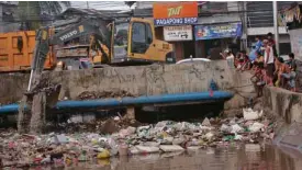  ?? —JIGGER JERUSALEM ?? A backhoe clears Bitan-ag Creek that overflowed during heavy rains in Cagayan de Oro City on Monday.