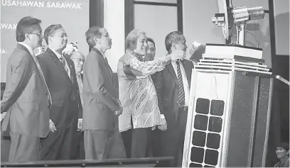  ??  ?? RASMI: Awang Tengah melakukan simbolik perasmian Seminar Pemerkasaa­n Penggunaan Teknologi Remote Sensing Untuk Kesejahter­aan Rakyat dan Kelestaria­n Keselamata­n Negara Bagi Sarawak di sebuah hotel terkemuka di Kuching, semalam.