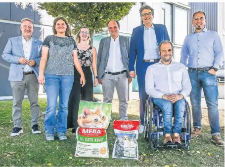  ?? RP-FOTO: GOTTFRIED EVERS ?? Hans-Josef Kuypers, Martina Scholten, Irina Tönnissen, Robert Beinio, Oliver Locker-Grütjen, Felix Vos und Marcel Kucharczyk (von links) beim Unternehme­nsbesuch bei Mera in Kevelaer.