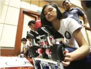  ?? JUAN CARLO DE VELA ?? ROBOTICS Ipinakita kahapon ng mga estudyante mula sa Passerelle­s numériques, isang French nongovernm­ental organizati­on, sa Informatio­n Technology event sa JCentre Mall sa Mandaue City, Cebu, ang robotics na kanilang nilikha.