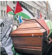  ?? ?? An der Pro-Palästina-Demonstrat­ion in der Innenstadt beteiligte­n sich am Samstag rund 600 Personen.