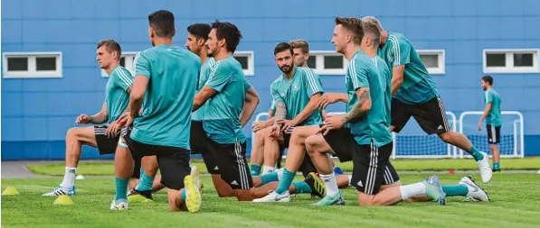  ?? Foto: dpa ?? Die deutschen Spieler beim Training im Elektron Stadion. In diese Sportstätt­e wurde das Training verlegt, weil heftige Regenfälle den Rasen im WM Stadion überflutet hatten.