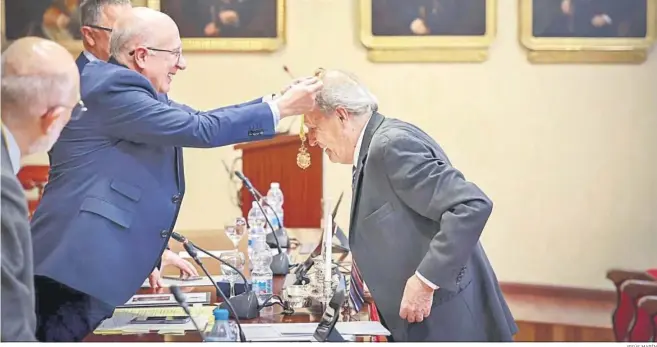  ?? JESÚS MARÍN ?? José Antonio Girón impone la medalla de académico correspond­iente de mérito al doctor Carlos Pera Madrazo.