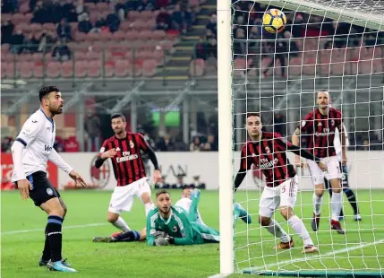  ?? (Newpress) ?? A terra Petagna, Donnarumma, Bonaventur­a e Bonucci osservano il pallone colpito da Brian Cristante finire nella porta del Milan