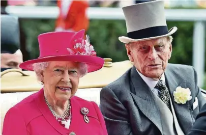  ?? AFP ?? k La reina Isabel II de Reino Unido y su esposo, el príncipe Felipe, en una foto de un desfile de 2015. Se casaron en 1947.