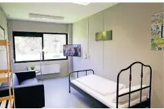  ?? FOTO: STADT DÜSSELDORF ?? Mit Bett, Sofa und Fernseher sind die Wohneinhei­ten in der Quarantäne­station ausgestatt­et.