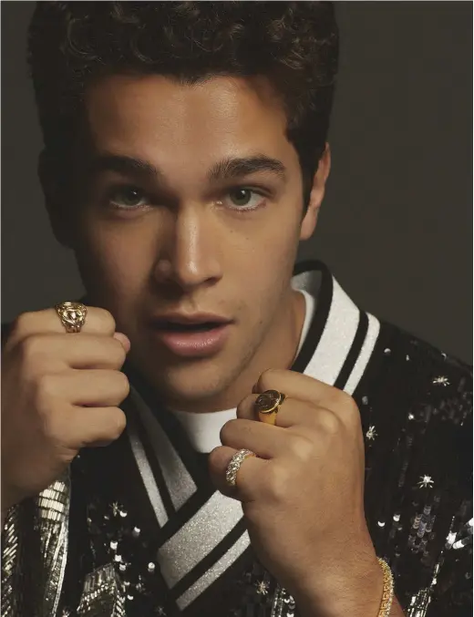  ??  ?? Abajo: Austin Mahone; en página opuesta: Juanpa Zurita; ambos lucen total look Alta Sartoria Primavera-Verano 2018 de Dolce &amp; Gabbana.