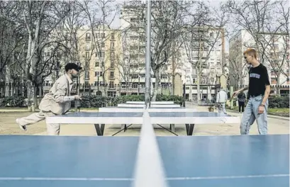  ?? AB ?? Dos jóvenes juegan a ping pong en una de las mesas existentes en muchas plazas de la ciudad