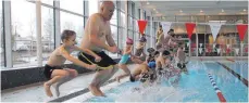  ?? FOTO: MAILE/TSV SCHWIMMABT­EILUNG ?? Bürgermeis­ter Schafft und die Schwimmer des TSV bei ihrem Jungfernsp­rung.