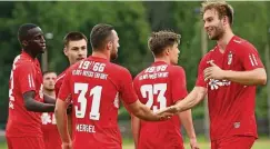  ?? FOTO: FRANK STEINHORST ?? Hannes Rückert (rechts), der Torschütze zum 1:0, freut sich mit seiner Mannschaft über den Sieg in Kahla.