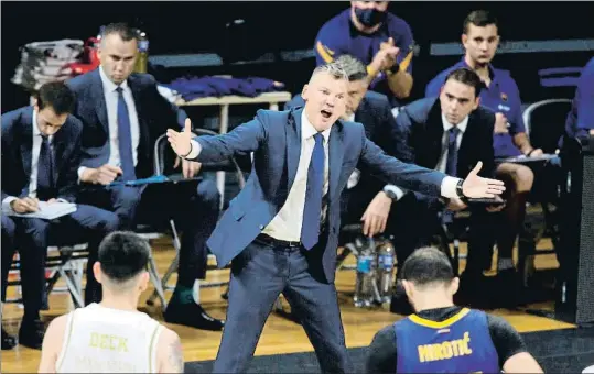  ?? RAMÓN DE LA ROCHA / EFE ?? Sarunas Jasikevici­us, técnico del Barça, gesticula durante la final de la Supercopa Endesa de baloncesto