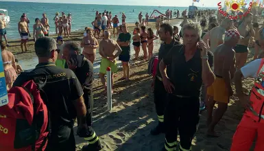  ?? Le ricerche ?? I vigili del fuoco impegnati sulla spiaggia di Bibione alla ricerca del bambini con polizia locale e bagnini