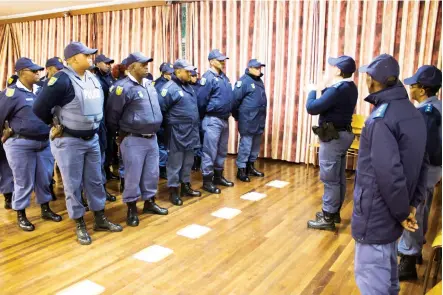  ?? Photo: Sue Maclennan ?? SAPS Crime Intelligen­ce Officer Captain Milanda Coetzer yesterday morning briefs a shift of officers among those specially brought into Grahamstow­n to ensure safety during the National Arts Festival. Grahamstow­n SAPS acting station commander...