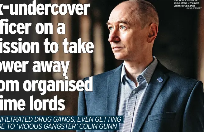  ?? ALINE ARONSKY ?? Neil Woods infiltrate­d some of the UK’S most violent drug gangs