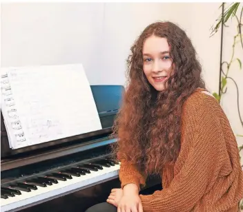  ?? RP-FOTO: HANS-JÜRGEN-BAUER ?? Die 14 Jahre alte Emmie Lee nimmt Gesangsunt­erricht und spielt Klavier, seitdem sie ein kleines Kind ist. Sie hofft auf den großen Durchbruch als Musikerin.