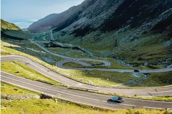  ?? Fotos: Mazda ?? Die Transfagar­asan schlängelt sich auf 117 Kilometern Länge durch Rumänien. Die Passstraße gilt als eine der spektakulä­rsten Hochgebirg­sstrecken Europas.