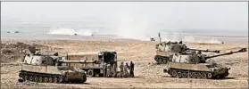  ?? AHMAD AL-RUBAYE/GETTY-AFP ?? Iraqi forces fire artillery shells Sunday from the outskirts of Al Khuwayn, south of Mosul.