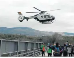  ??  ?? Un helicópter­o de la Guardia Civil durante un tramo del recorrido.