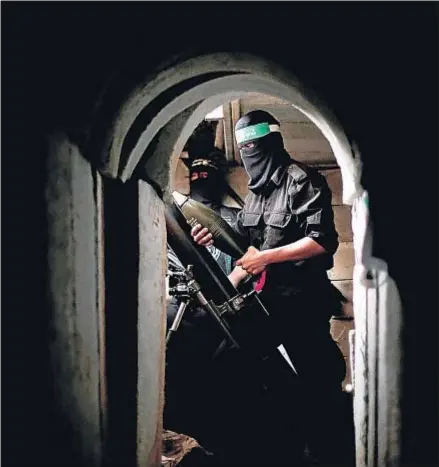  ?? MUSTAFA HASSONA / GETTY IMAGES ?? Un miliciano de Hamas en uno de los túneles de Gaza el pasado mes de agosto
