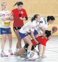  ?? FOTO: HKB ?? Gegen den Württember­gligist TV Weilstette­n war die HSG Fridingen/ Mühlheim II eindeutig unterlegen. Die Bezirkslig­a-Handballer­innen aus dem Donautal (Theresa und Luisa Leibinger/Nummer 9 und 8 von links) verloren 14:27.