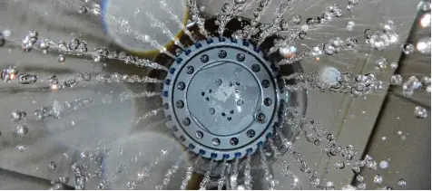  ?? Symbolfoto: Ulrich Weigel ?? Aus den Duschen und Wasserhähn­en rund um Dinkelsche­rben wird bald gechlortes Wasser kommen. Das hat das Gesundheit­samt angeordnet.