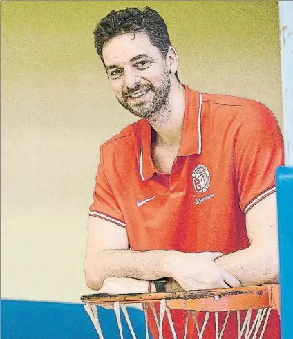  ?? FOTO: MD ?? Pau Gasol posando, en una imagen del pasado año en la cita habitual de su Academia de formación en verano