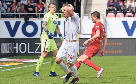  ?? FOTO: CHRISTOF WOLFF ?? Rouwen Hennings (28) ist fassungslo­s: Soeben hat Fortunas Stürmer die Riesenchan­ce zur 2:1-Führung ausgelasse­n.