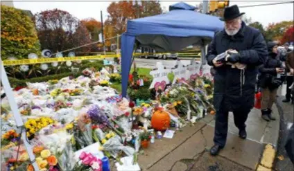  ?? ASSOCIATED PRESS ?? Rabbi Chuck Diamond arrives on the street corner outside the Tree of Life Synagogue Saturday, Nov. 3, 2018 in the Squirrel Hill neighborho­od of Pittsburgh to lead a Shabbat morning service, a week after 11 people were killed and six wounded when their worship was interrupte­d by a gunman’s bullets on Saturday, Oct. 27, 2018.