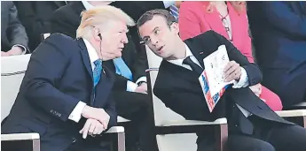  ??  ?? AMIGABLES. El presidente Donald Trump y su par francés, Emmanuel Macron, durante el desfile.