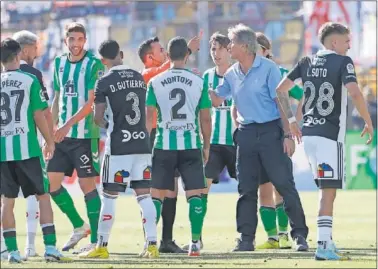  ?? ?? Manuel Pellegrini ve la tarjeta roja tras protestar durante el último duelo ante Colo Colo.