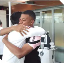  ??  ?? Kylian Mbappé
MBAPPÉ LE DA LA BIENVENIDA