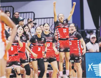  ?? ?? Las jugadoras en el banco de Saint Francis School de Carolina celebran durante su victoria en las semifinale­s.